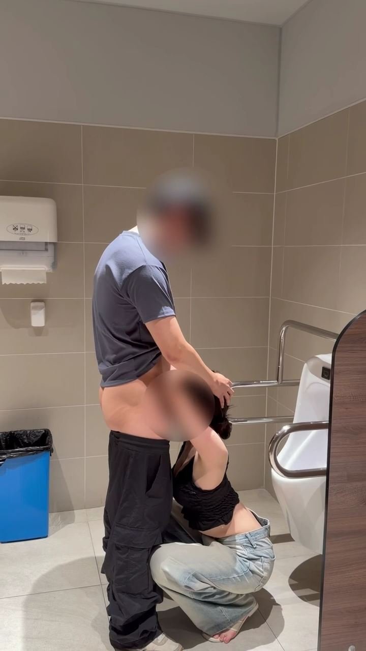 [PDing] 태리커플(제니커플) 낯선 남자 붙잡고 공중화장실에서 몸 대주고 얼싸까지 받는 여친